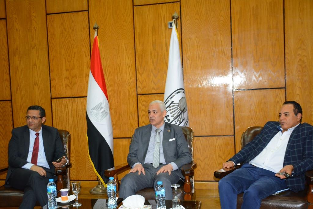 جامعة أسيوط تستقبل وفداً من نقابة الصحفيين