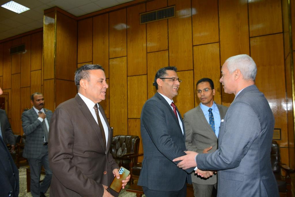 جامعة أسيوط تستقبل وفداً من نقابة الصحفيين