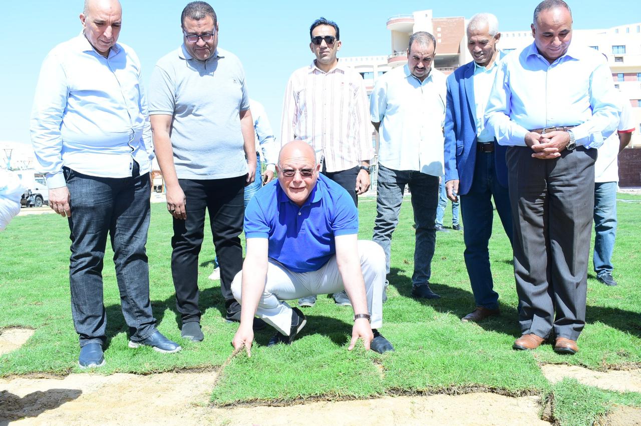 رئيس جامعة سوهاج يقود مبادرة لزراعة 750 مترًا من المساحات الخضراء بكلية الهندسة