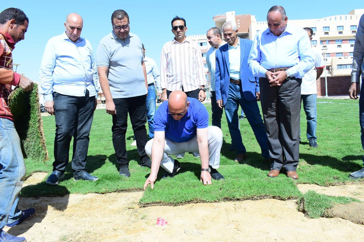 رئيس جامعة سوهاج يقود مبادرة لزراعة 750 مترًا من المساحات الخضراء بكلية الهندسة
