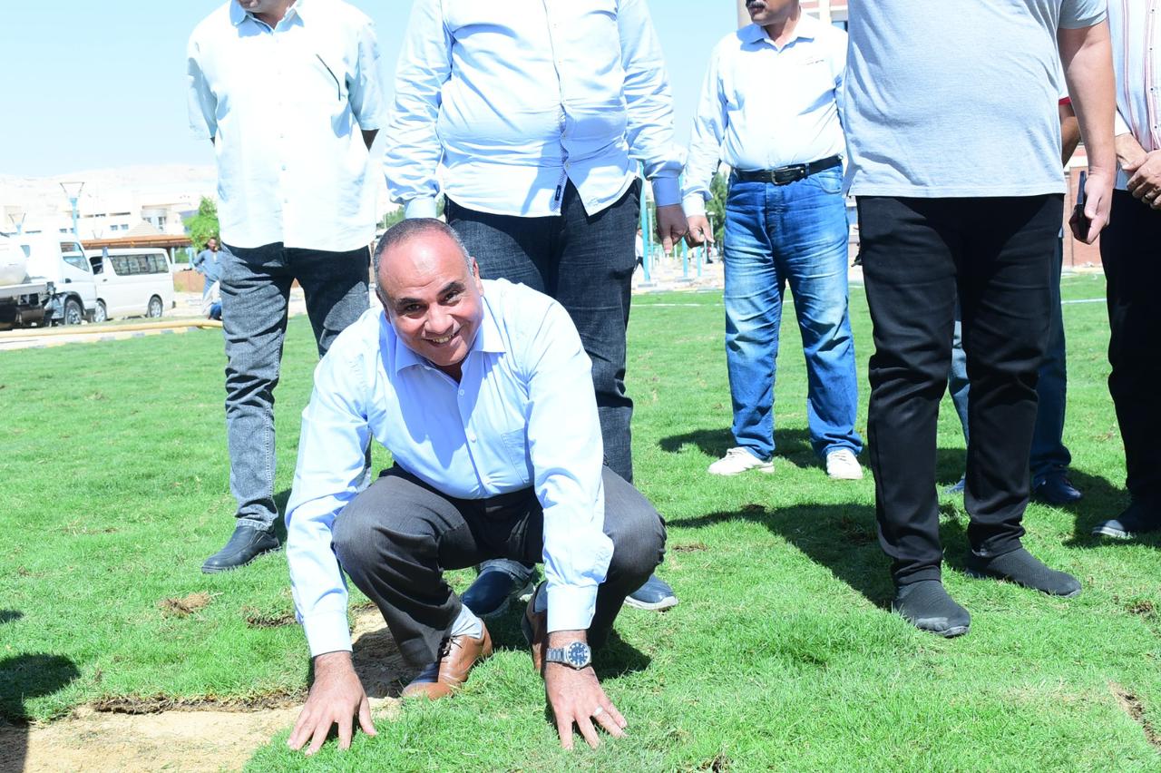 رئيس جامعة سوهاج يقود مبادرة لزراعة 750 مترًا من المساحات الخضراء بكلية الهندسة