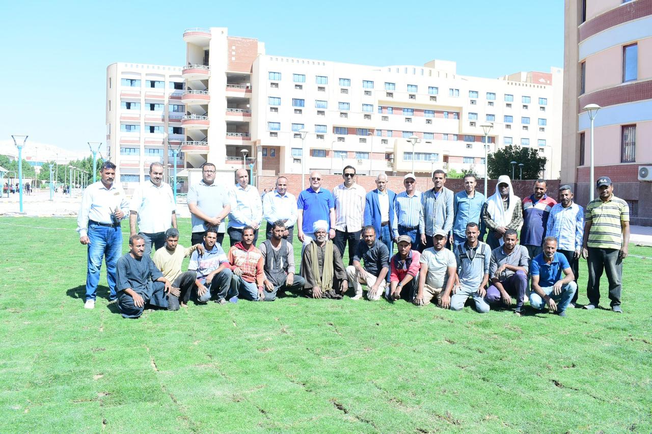 رئيس جامعة سوهاج يقود مبادرة لزراعة 750 مترًا من المساحات الخضراء بكلية الهندسة