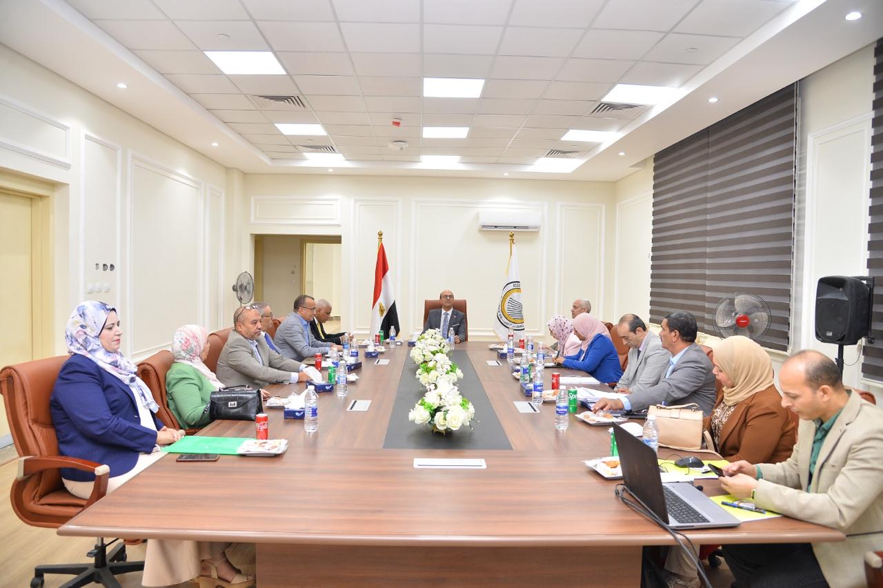 د.أحمد المنشاوي أثناء اجتماعه مع أعضاء المجلس الأكاديمي لجامعة أسيوط الأهلية