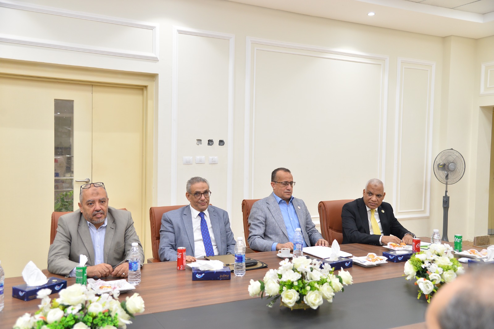 د.أحمد المنشاوي أثناء اجتماعه مع أعضاء المجلس الأكاديمي لجامعة أسيوط الأهلية