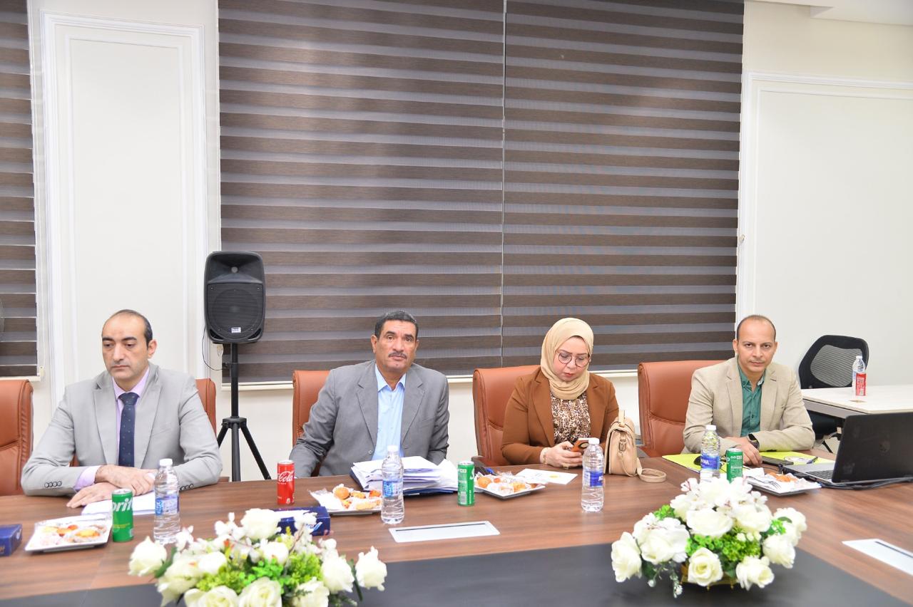 د.أحمد المنشاوي أثناء اجتماعه مع أعضاء المجلس الأكاديمي لجامعة أسيوط الأهلية