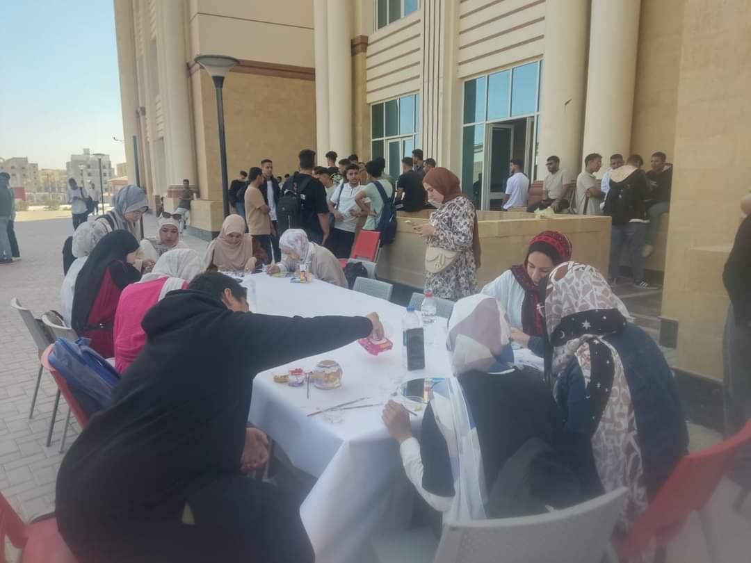 جامعة أسيوط الأهلية تنظم ورشة فنية عن أعمال الرسم على الخزف والمرايات