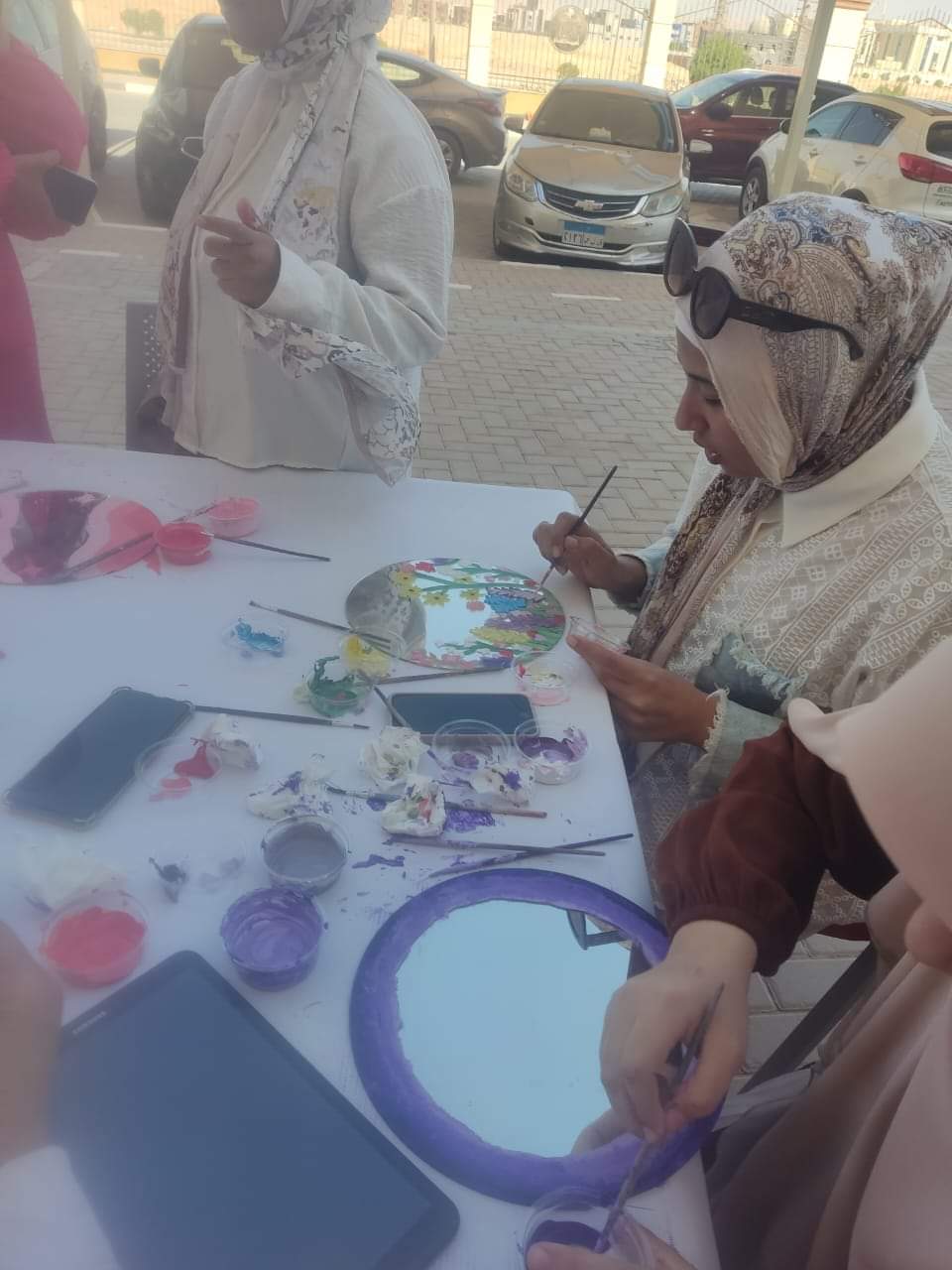 جامعة أسيوط الأهلية تنظم ورشة فنية عن أعمال الرسم على الخزف والمرايات