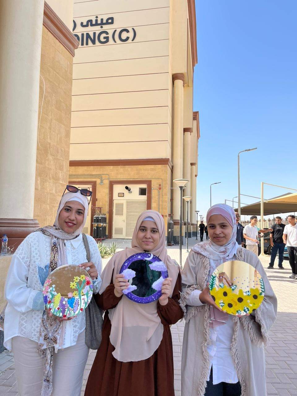 جامعة أسيوط الأهلية تنظم ورشة فنية عن أعمال الرسم على الخزف والمرايات