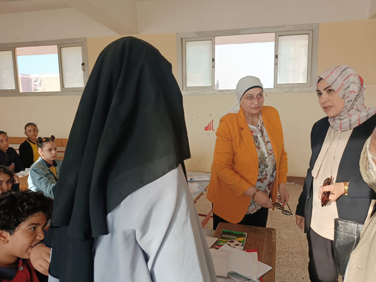 وكيل تعليم القاهرة تواصل جولاتها التفقدية لمتابعة العملية التعليمية