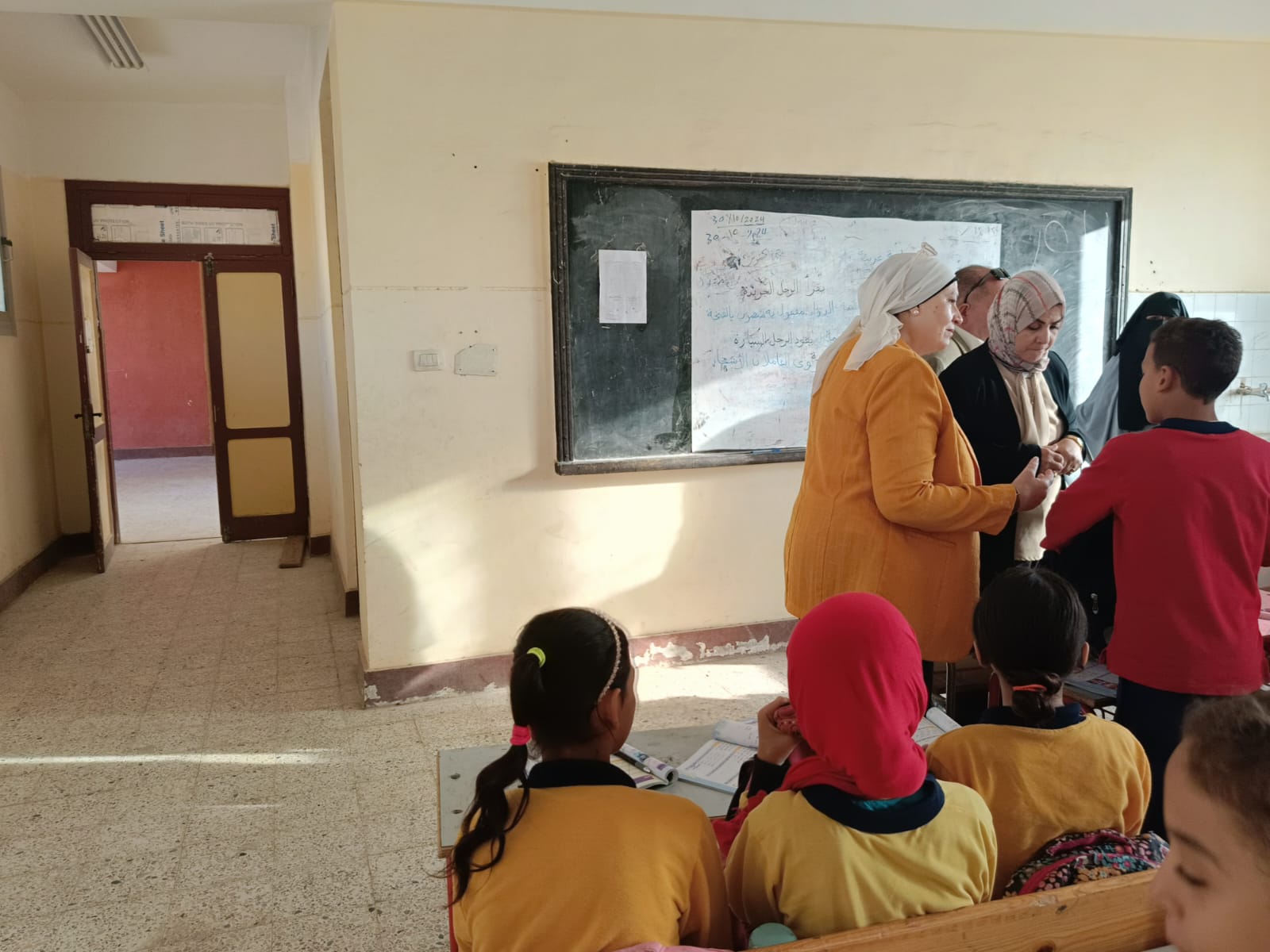 وكيل تعليم القاهرة تواصل جولاتها التفقدية لمتابعة العملية التعليمية