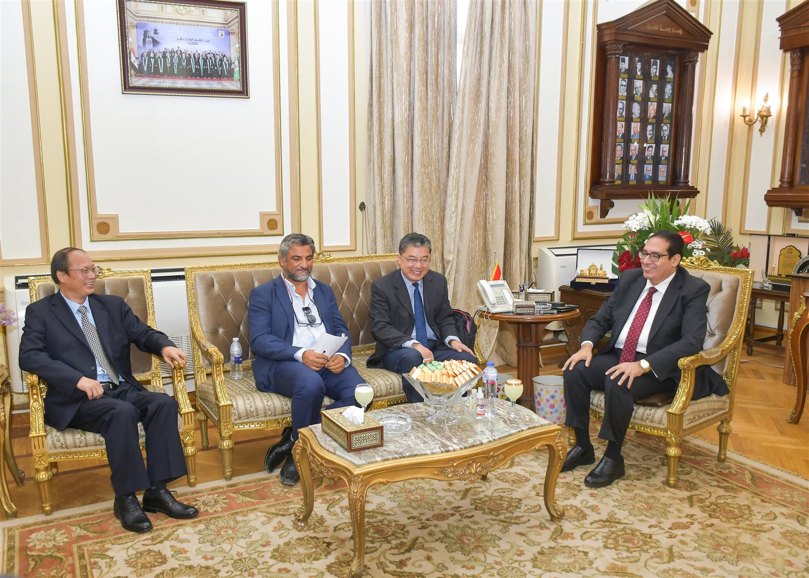 رئيس جامعة القاهرة يستقبل وفد جامعة نانجينغ