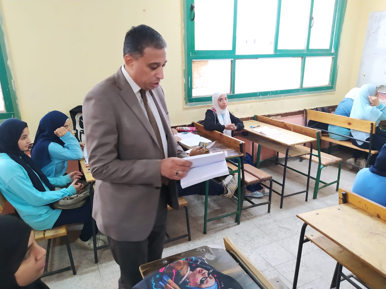 وكيل وزارة التربية والتعليم بالجيزة يتفقد سير العملية التعليمية