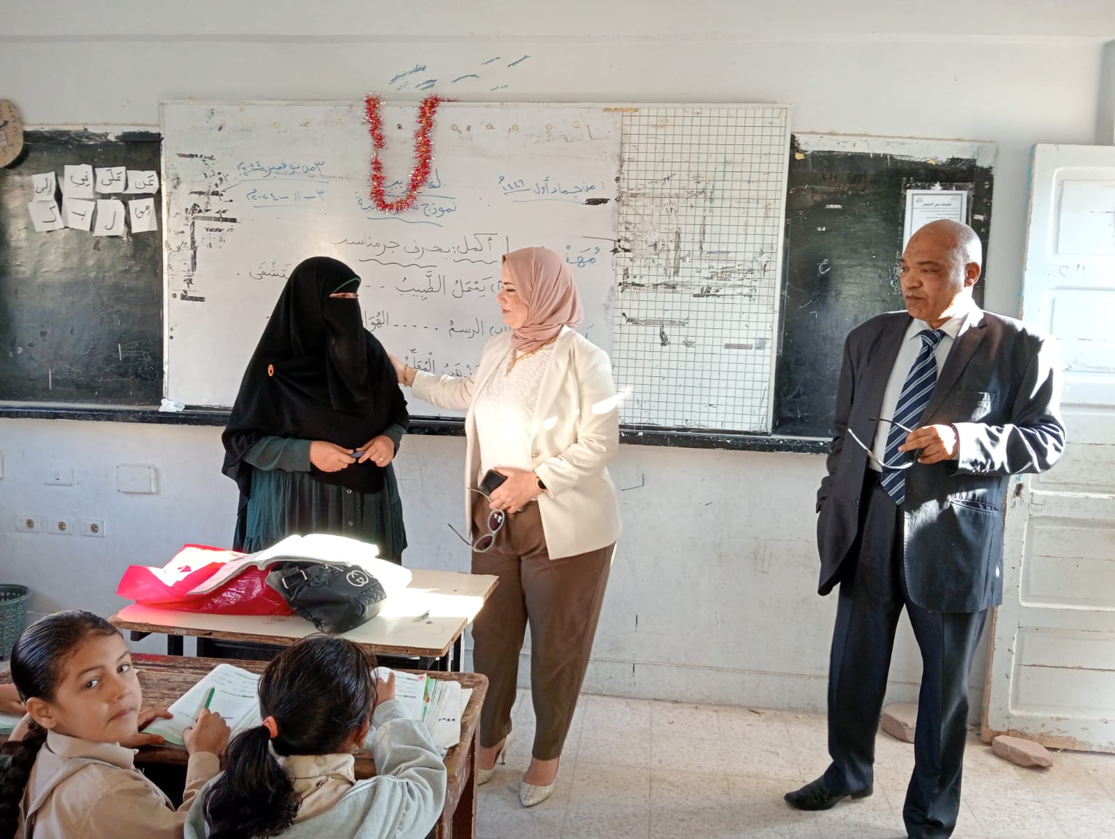 مديرة تعليم مطروح تقوم بجولة مفاجئة بمدارس الإدارة التعليمية