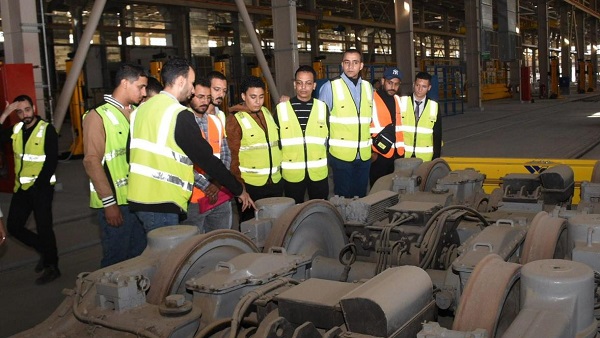 طلاب جامعة سوهاج يزورون ورش مترو الأنفاق ومركز التحكم لقطار العاصمة LRT