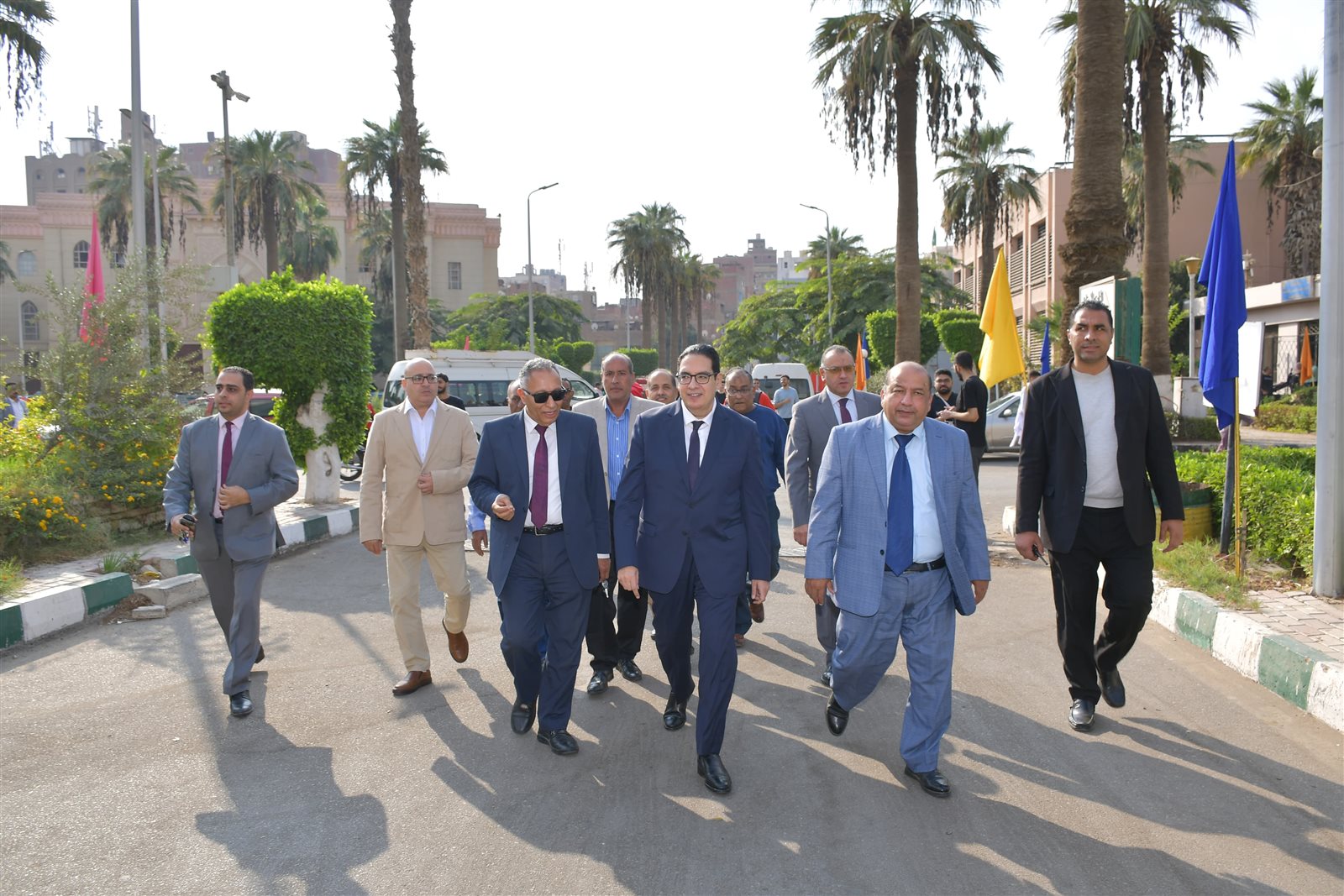 رئيس جامعة القاهرة في جولة مفاجئة لتفقد خدمات المدينة الجامعية