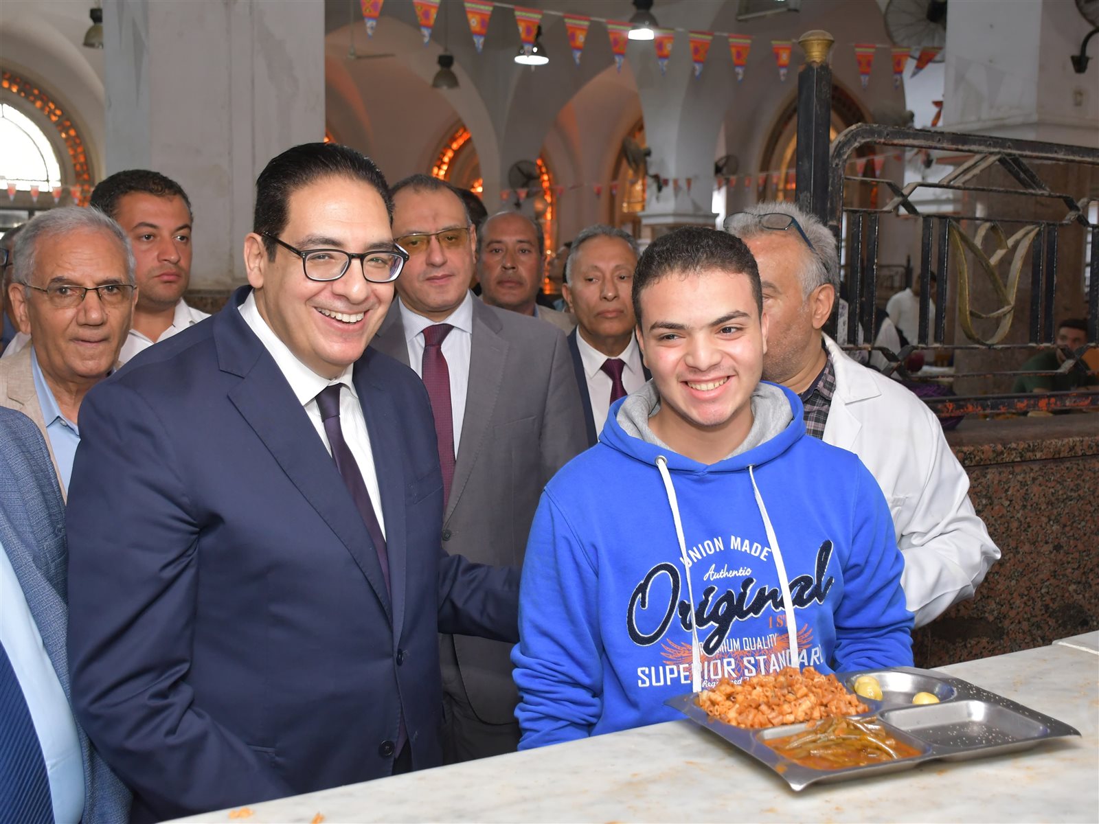 رئيس جامعة القاهرة في جولة مفاجئة لتفقد خدمات المدينة الجامعية