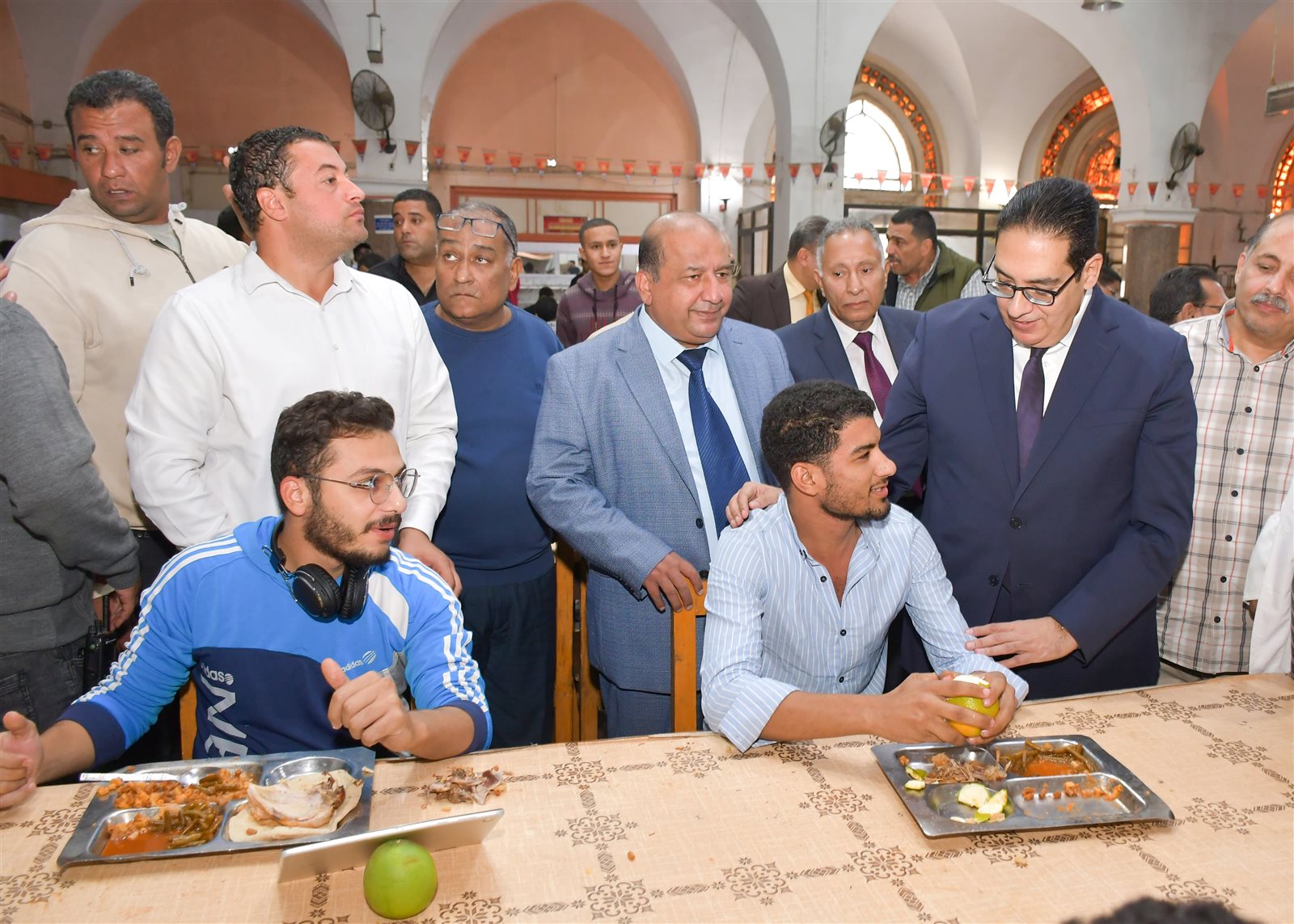 رئيس جامعة القاهرة في جولة مفاجئة لتفقد خدمات المدينة الجامعية