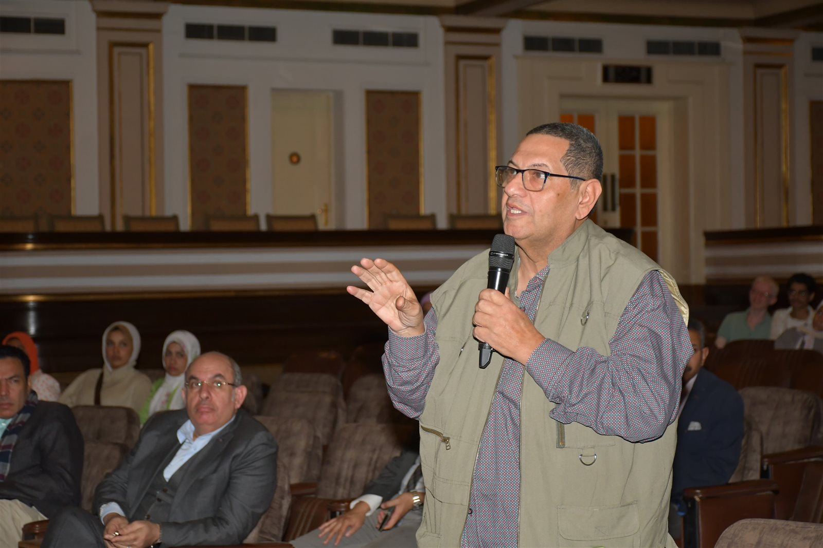 جامعة القاهرة تناقش مخاطر إدمان الإنترنت وتأثيراته على المجتمع