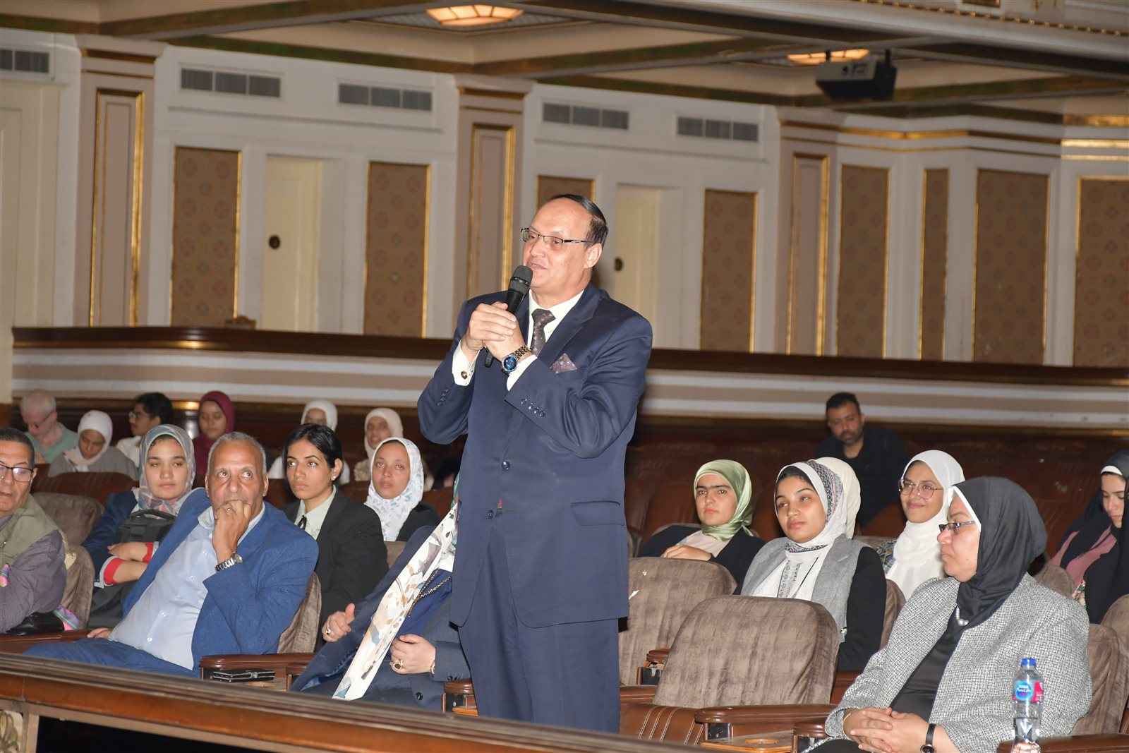 جامعة القاهرة تناقش مخاطر إدمان الإنترنت وتأثيراته على المجتمع