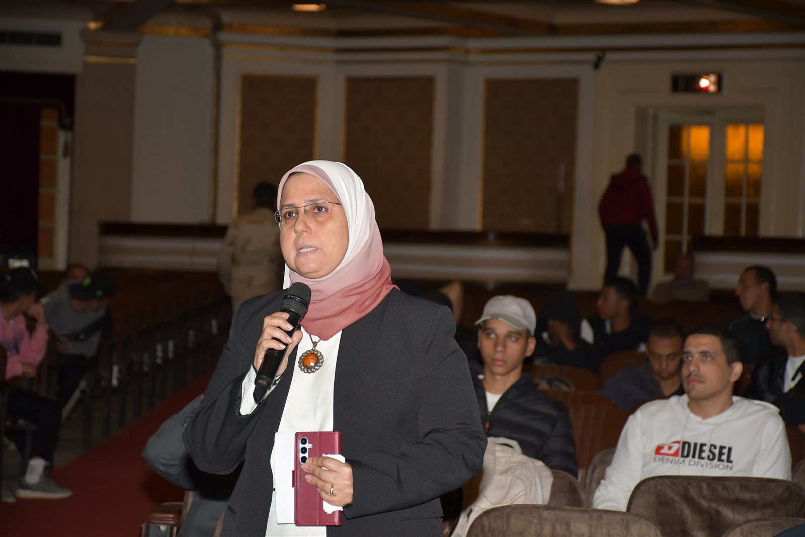 جامعة القاهرة تناقش مخاطر إدمان الإنترنت وتأثيراته على المجتمع