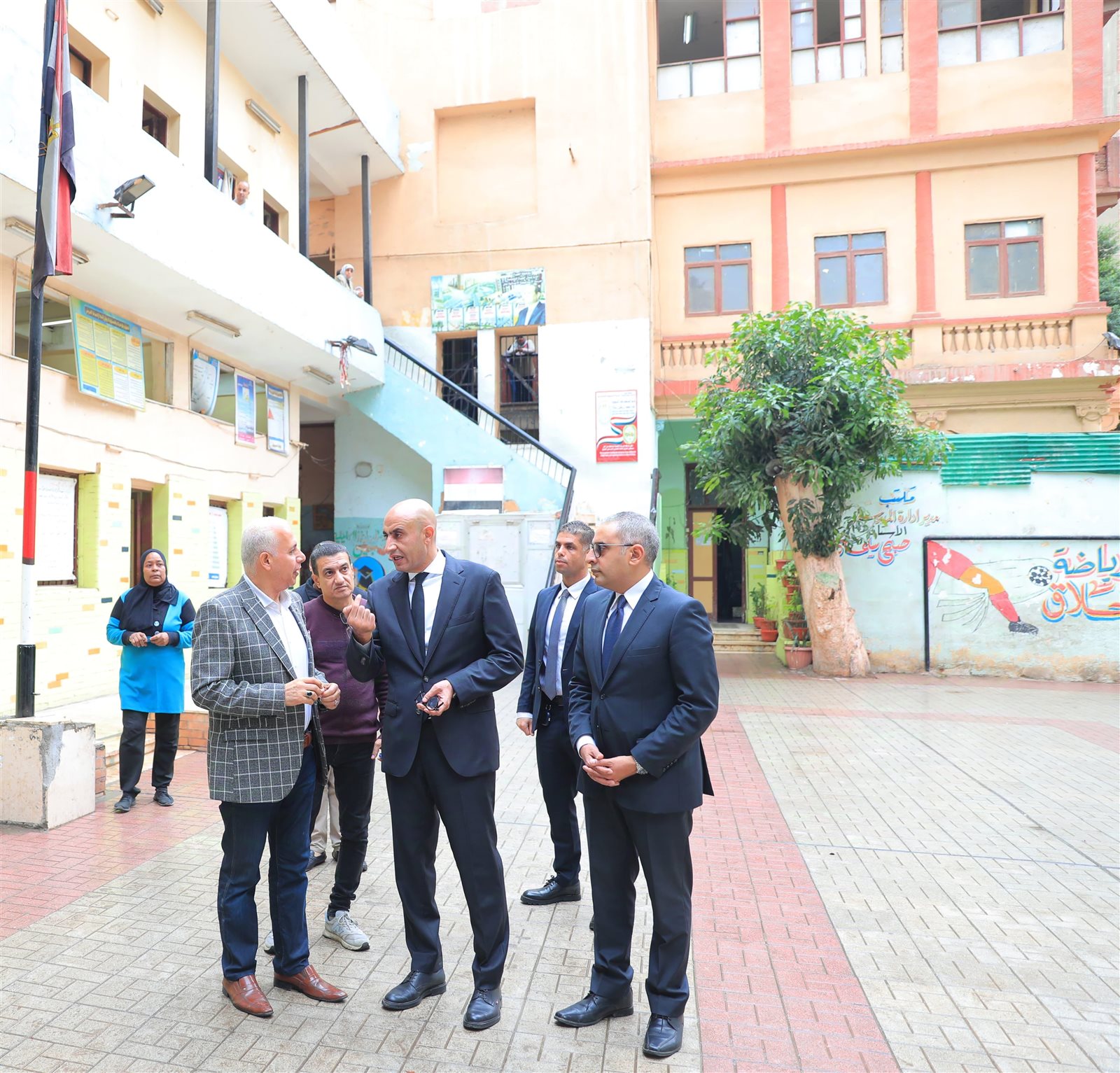 وزير التربية والتعليم يتابع انتظام العملية التعليمية خلال جولة مفاجئة