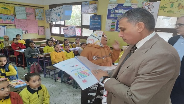 وكيل تعليم الجيزة أثناء تفقده مدارس الوراق وكرداسة
