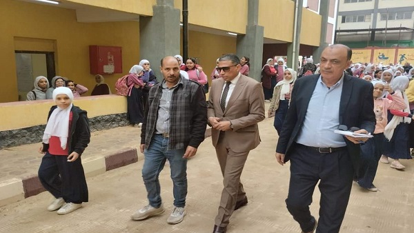 وكيل تعليم الجيزة أثناء تفقده مدارس الوراق وكرداسة