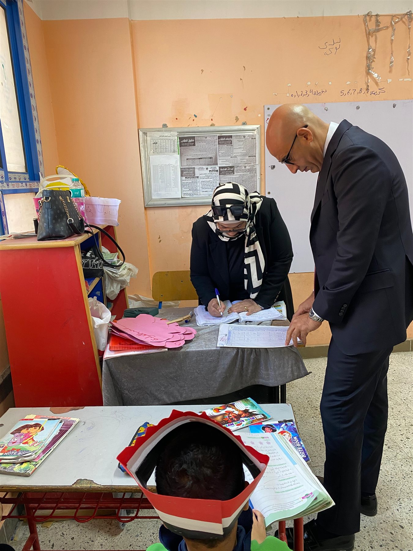 وزير التربية والتعليم يتفقد مدرستي 