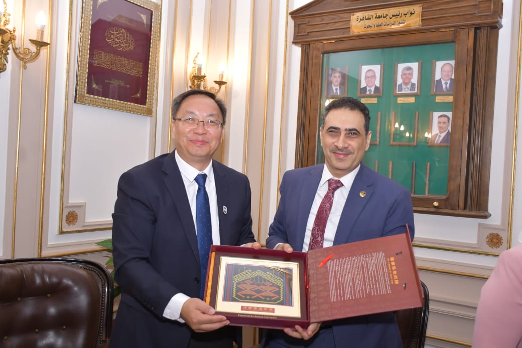 تعاون أكاديمي بين جامعة القاهرة وجامعة هاينان الصينية