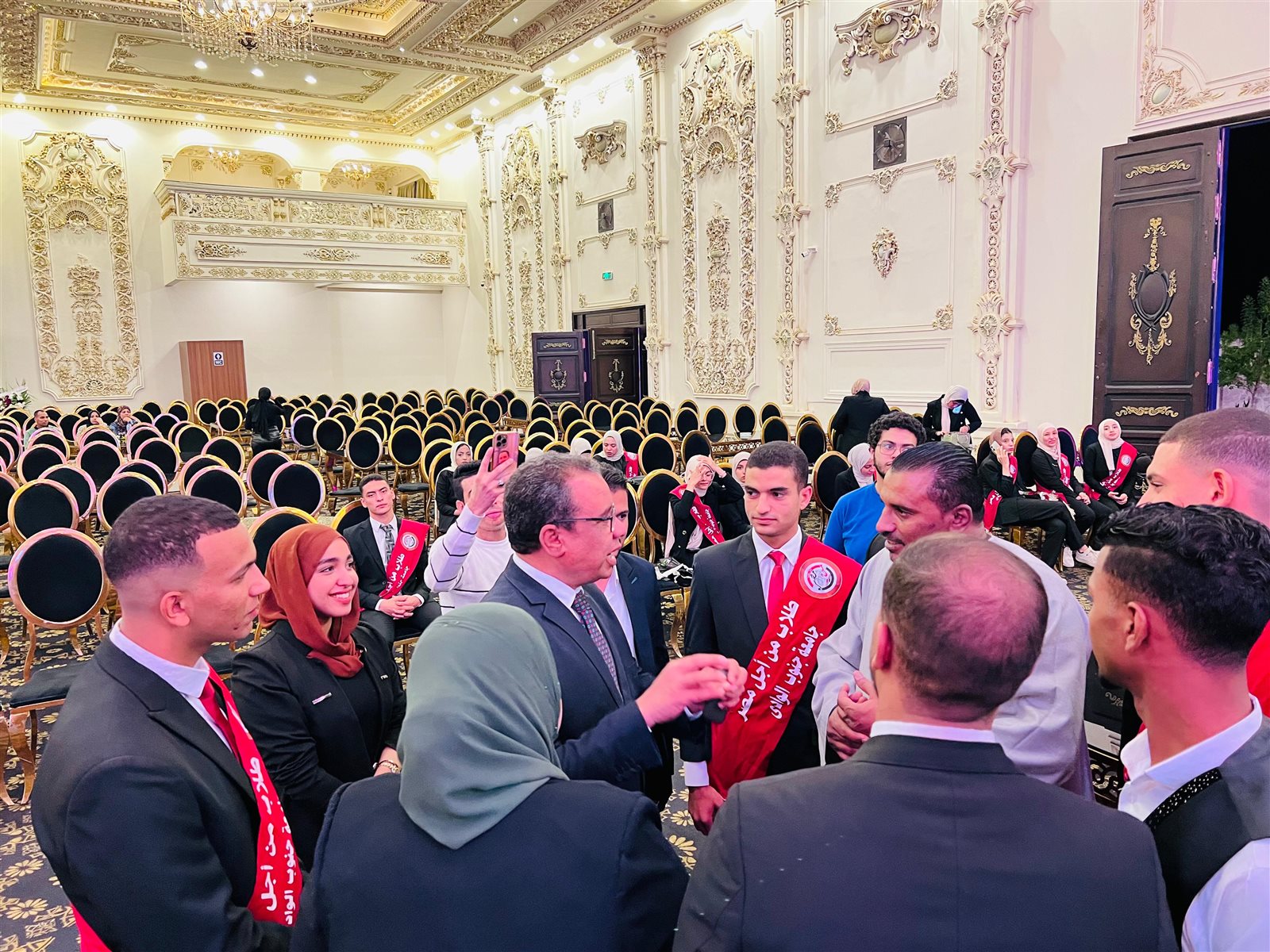 المهرجان العاشر للمذيع الحصري يكرم رئيس جامعة جنوب الوادي