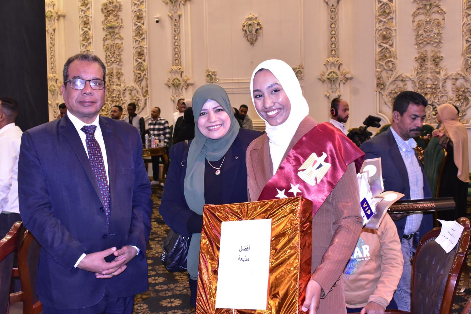 المهرجان العاشر للمذيع الحصري يكرم رئيس جامعة جنوب الوادي