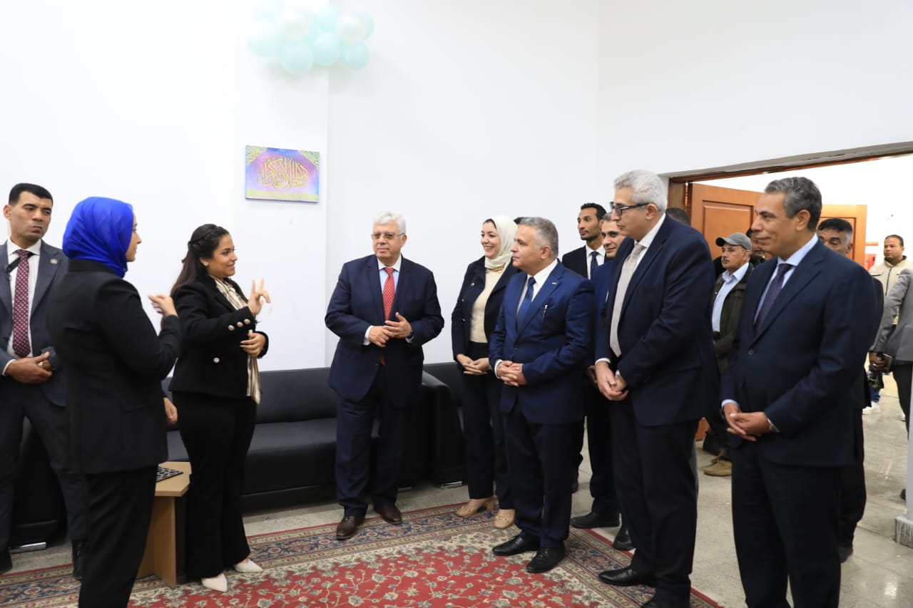 وزير التعليم العالي يفتتح مشروعات تعليمية وصحية