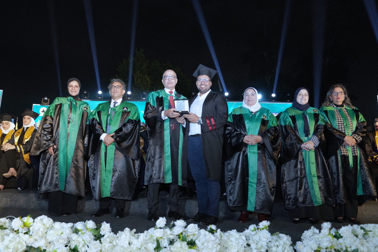 أسنان عين شمس تحتفل بتخريج الدفعة ٢٣ من بكالوريوس طب وجراحة الأسنان