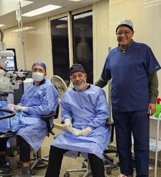 فريق طب وجراحة العيون بمستشفي سوهاج الجامعي