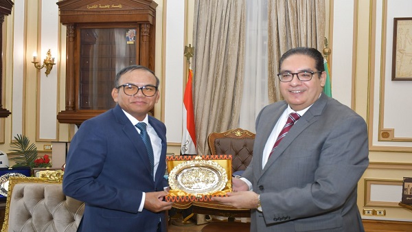 جامعة القاهرة تستقبل سفير كمبوديا لتعزيز التعاون الأكاديمي والبحثي