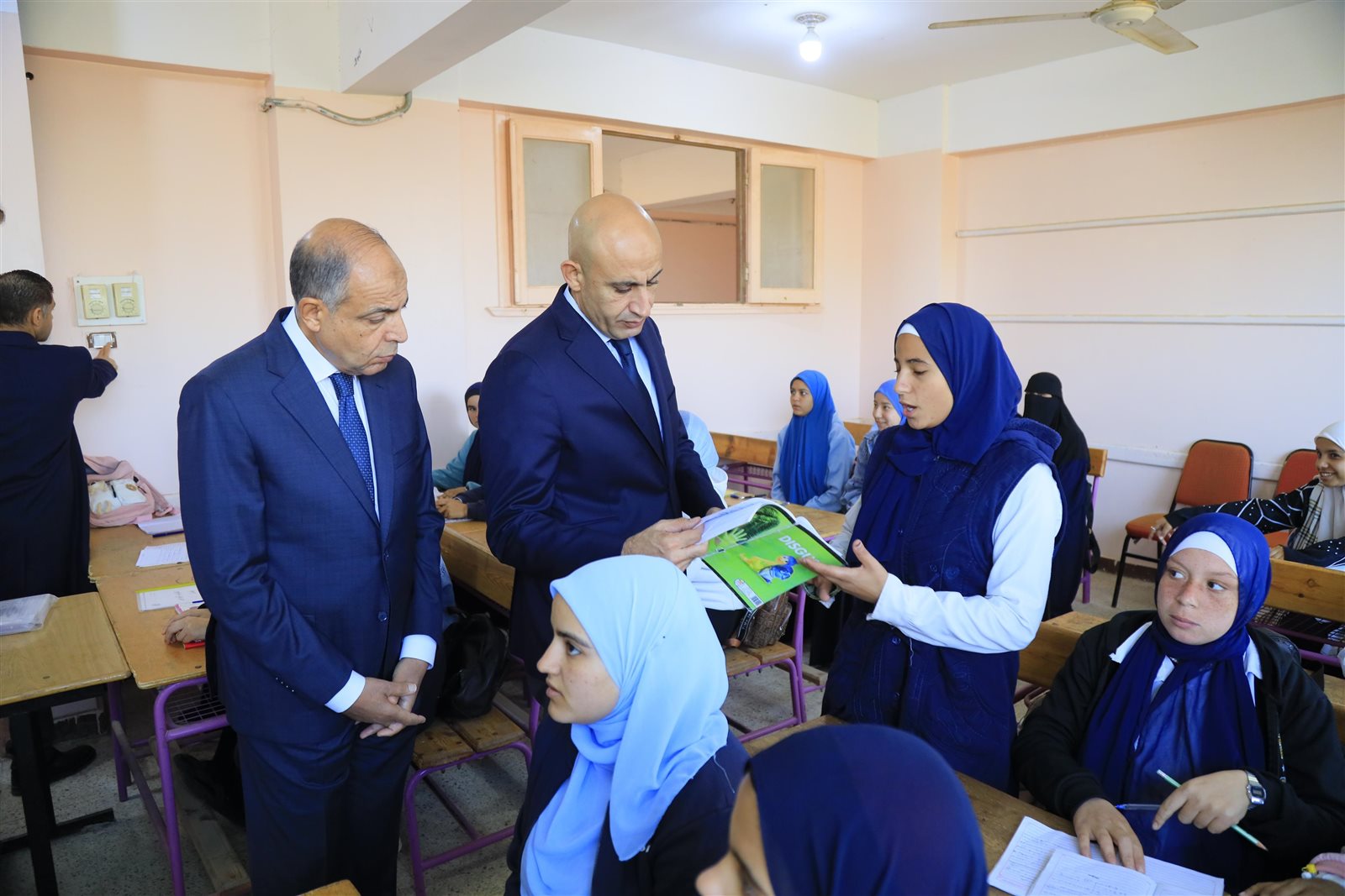 وزير التربية والتعليم ومحافظ المنيا يجريان جولة تفقدية لعدد من المدارس 