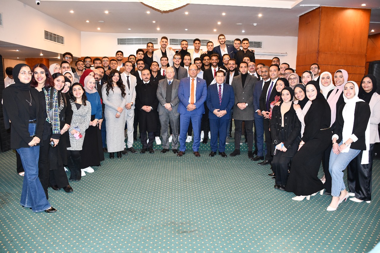 لقاء ودي يجمع رئيس جامعة حلوان بمجلس اتحاد الطلاب في أجواء أسرية