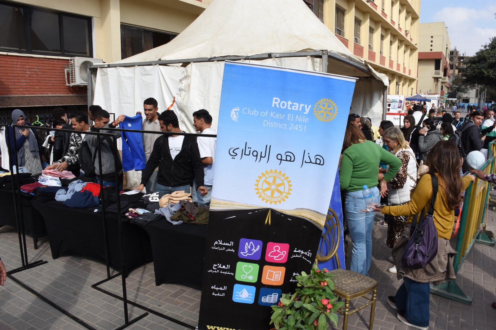 جامعة عين شمس تدعم التكافل المجتمعي بمعرض خيري للملابس