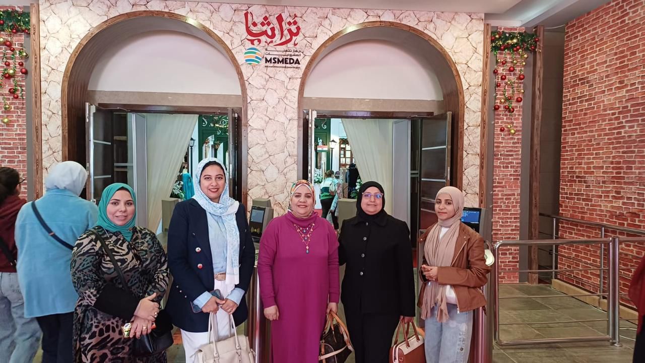 وفد من جامعة القاهرة فى زيارة لمعرض