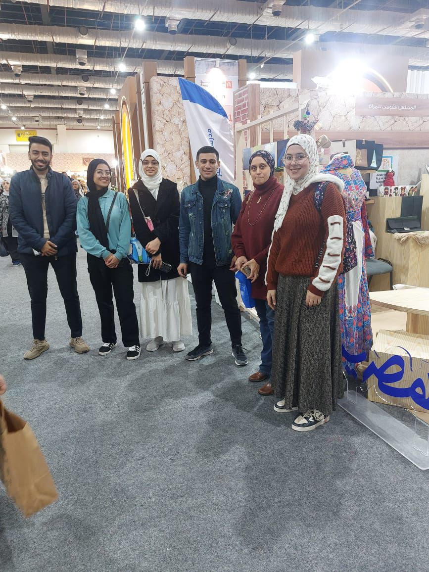 وفد من جامعة القاهرة فى زيارة لمعرض