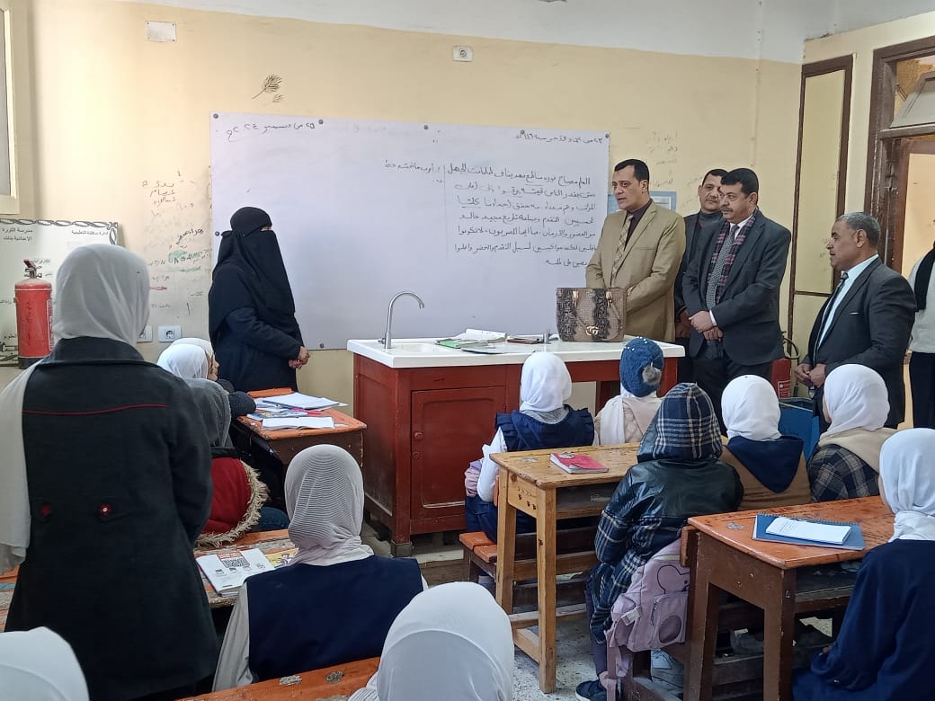 مدير تعليم سوهاج يتفقد مدارس ساقلتة لمتابعة الاستعدادات لامتحانات نصف العام