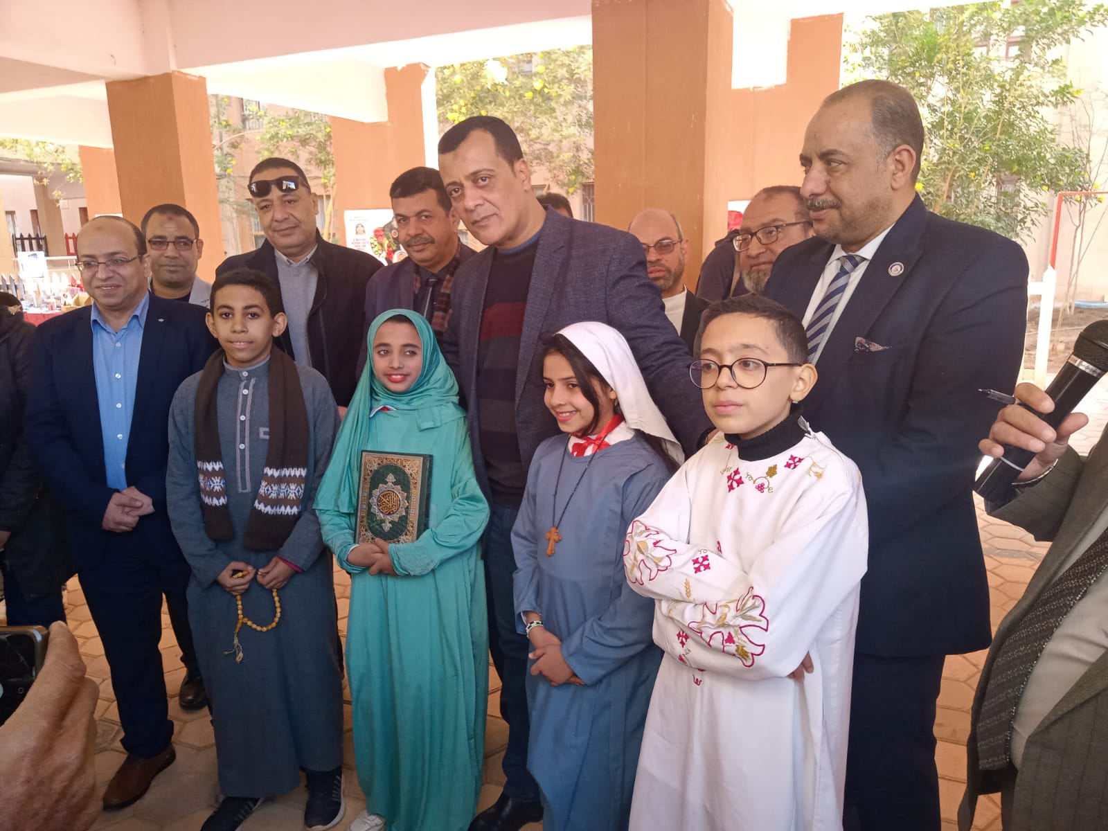 مدير تعليم سوهاج يكرم أوائل الشهادة الإعدادية في مدرسة عثمان بن عفان