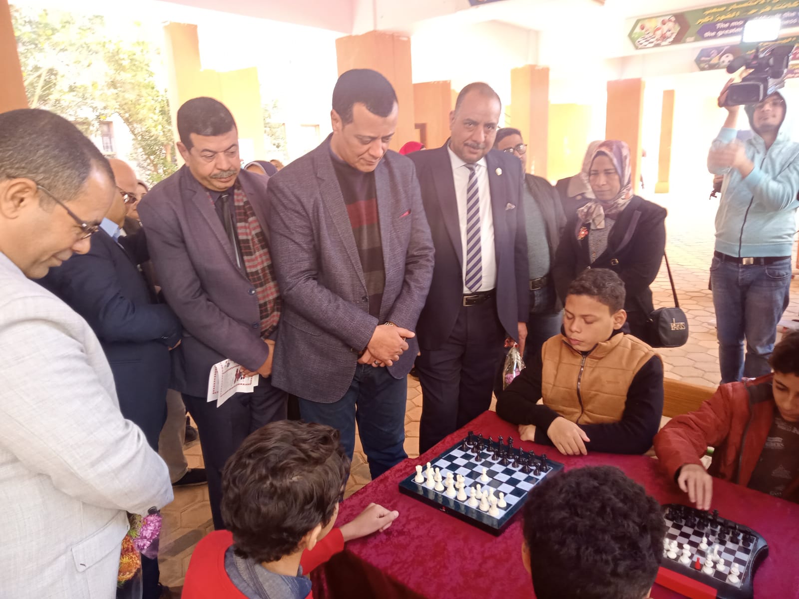 مدير تعليم سوهاج يكرم أوائل الشهادة الإعدادية في مدرسة عثمان بن عفان