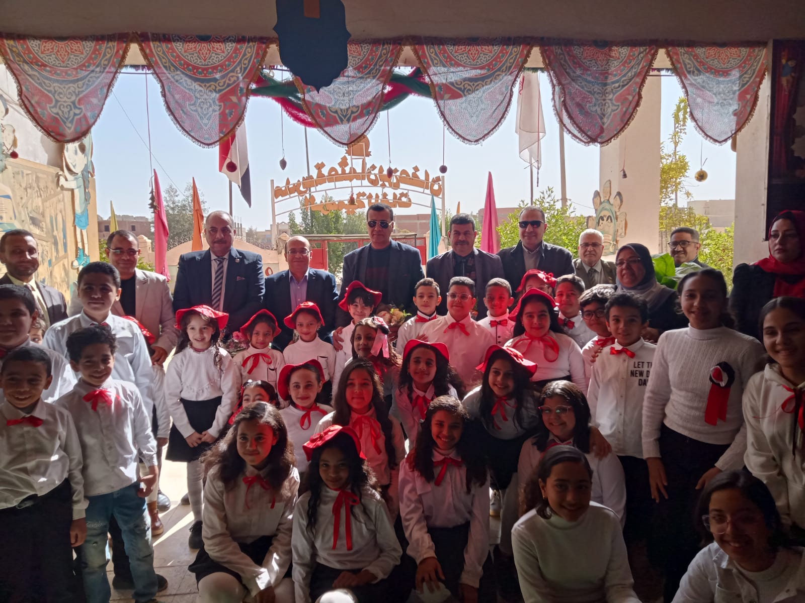 مدير تعليم سوهاج يكرم أوائل الشهادة الإعدادية في مدرسة عثمان بن عفان