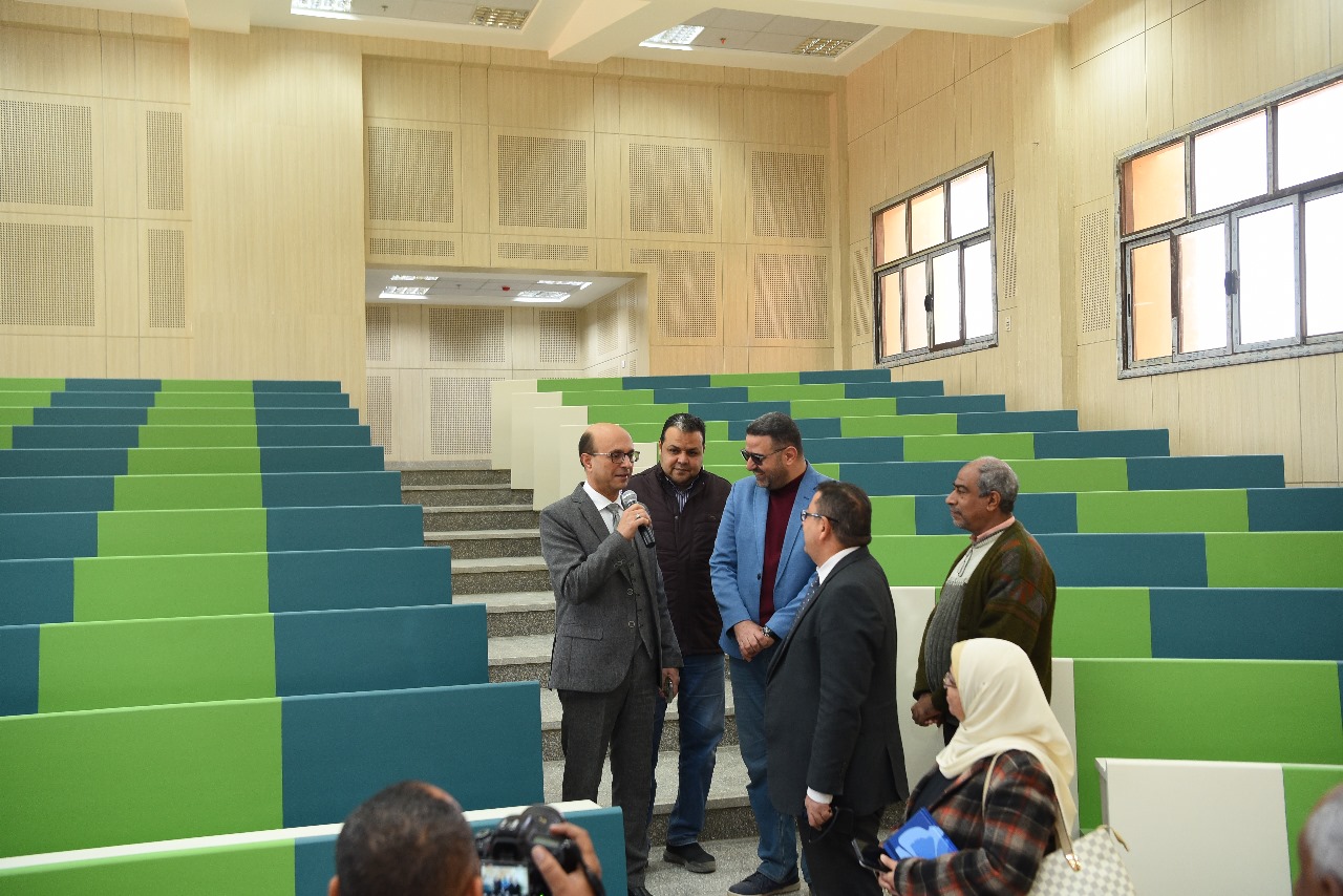 رئيس جامعة أسيوط يتفقد سير العمل في مشروع مقر كلية التربية للطفولة المبكرة بأسيوط الجديدة