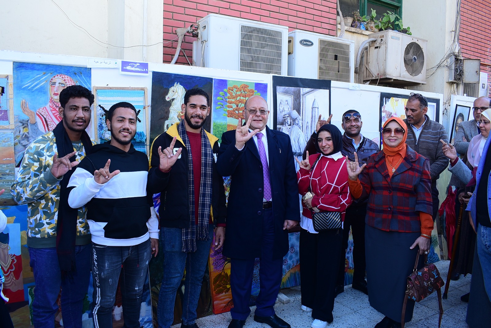 إبداعات طلابية تتألق في مهرجان فكرة ولون في جامعة سوهاج