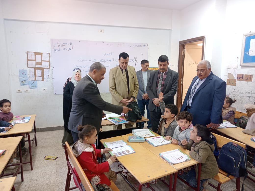 مدير تعليم سوهاج يتفقد مدارس ساقلتة لمتابعة الاستعدادات لامتحانات نصف العام