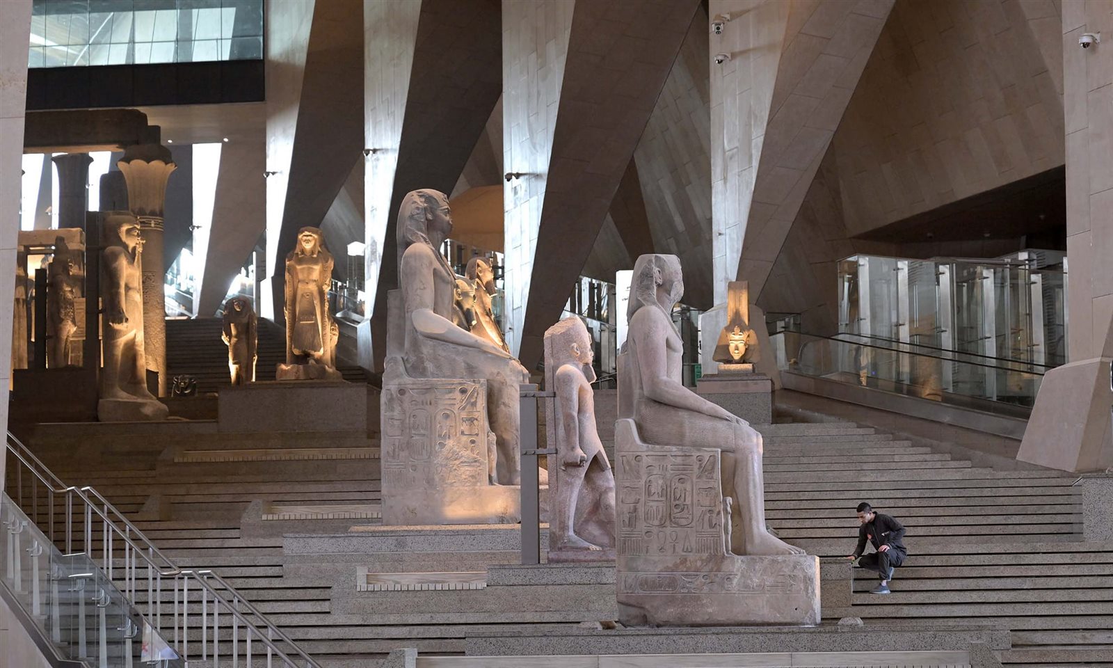 رئيس الوزراء يتابع الاستعدادات النهائية لافتتاح المتحف المصري الكبير