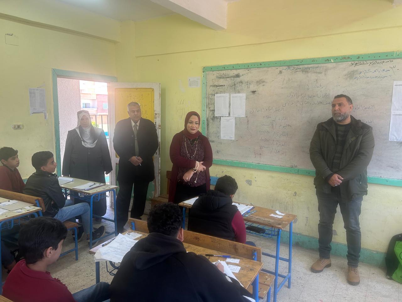 18،394 طالبًا وطالبة يؤدون امتحانات الفصل الدراسي الأول في تعليم مطروح وسط أجواء هادئة