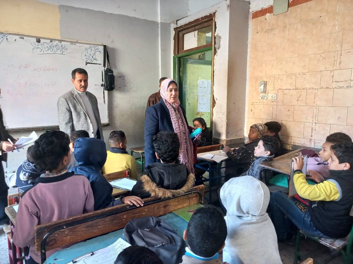 وكيل تعليم الجيزة في جولة تفقدية لضمان سير امتحانات صفوف النقل بكفاءة